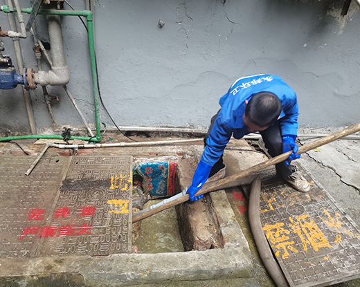 峨蔓镇清掏化粪池
