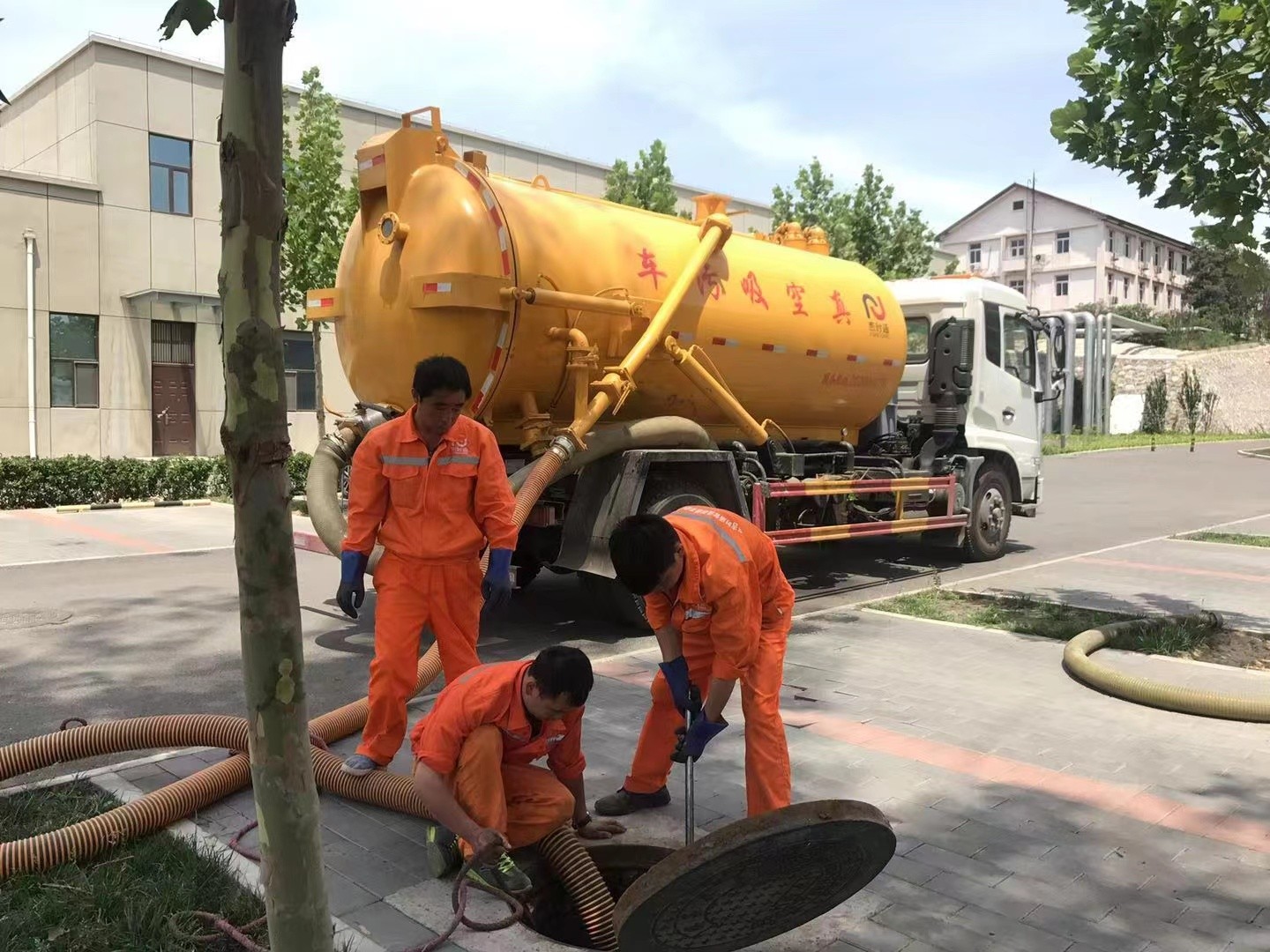 峨蔓镇化粪池清理与5-8吨吸粪车施工效率分析